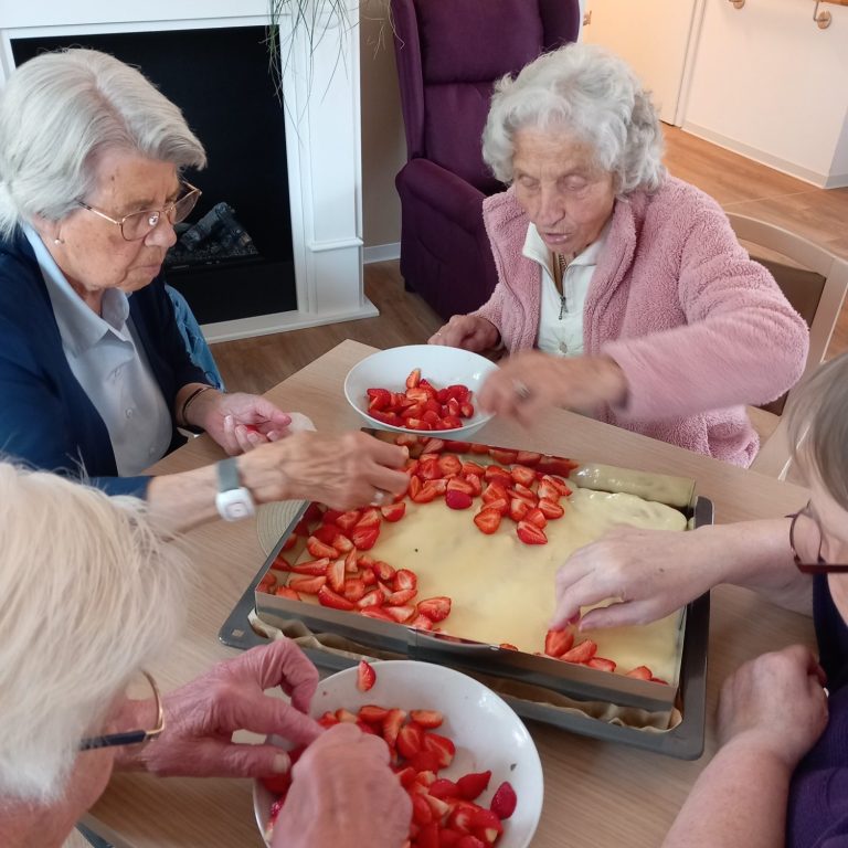 Unsere Senioren beim gemeinsamen Zubereiten eines leckeren Erdbeerkuchens
