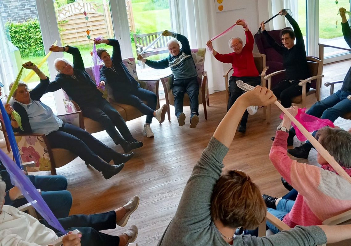 Senioren bei gymnastischen Aktivitäten in der Tagespflege Westerstede